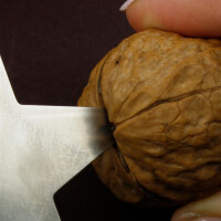 Grußkarte Doppelkarte mit echtem Edelstahl-Nussknacker Form Herz und Lederband inklusive Umschlag in Naturweiß Format DIN B6